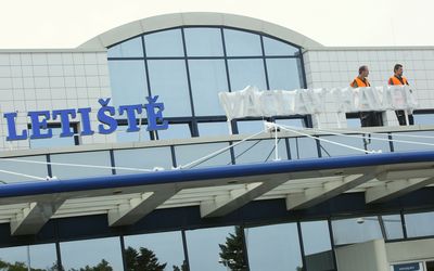 Symbolicky – přesně v den narození spisovatele, dramatika a exprezidenta Václava Havla, se pražské ruzyňské letiště oficiálně přejmenovává na Letiště Václava Havla.