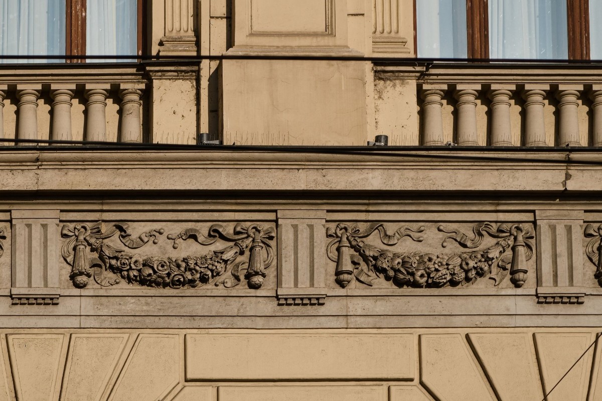 1  Bývalá Hypoteční banka na Senovážném náměstí.