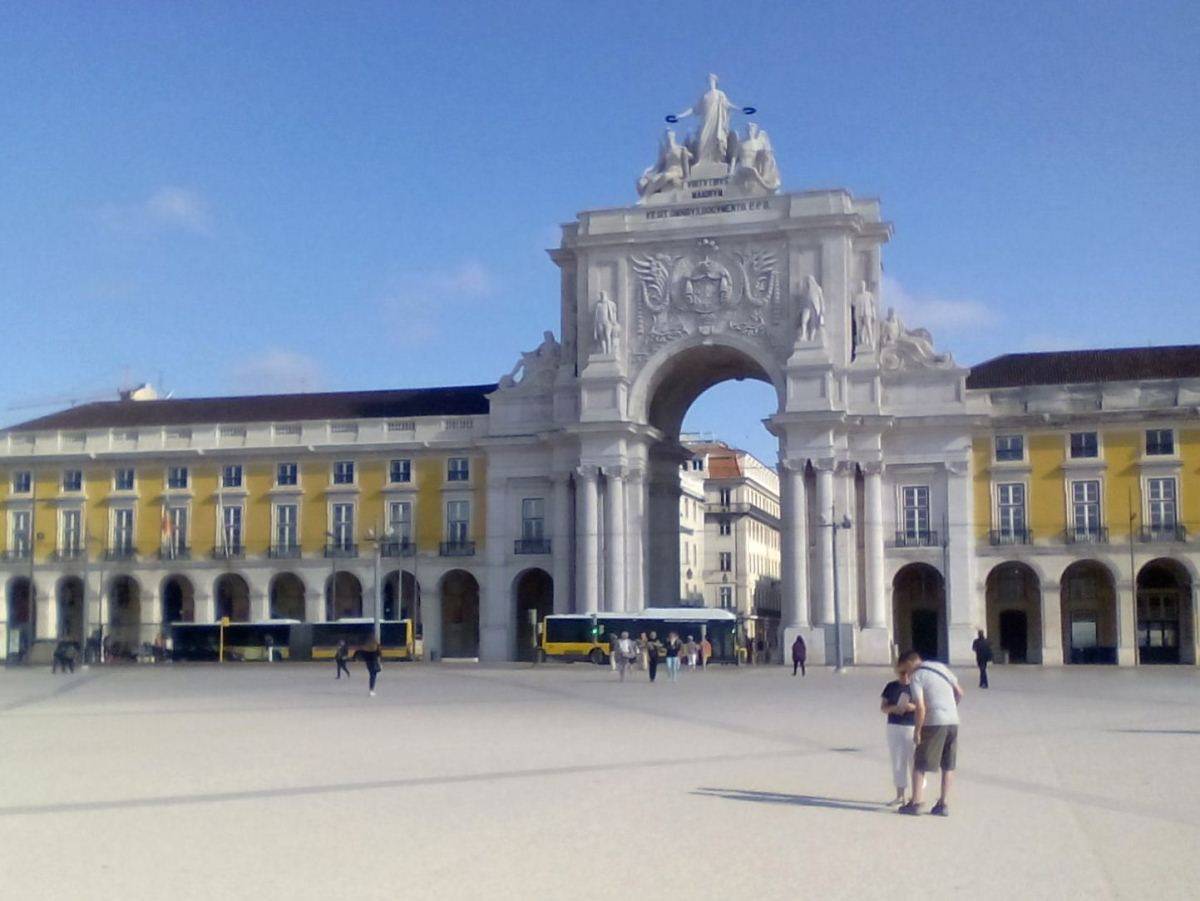 Největší a nejkrásnější náměstí v Lisabonu se jmenuje Praca do Comércio,