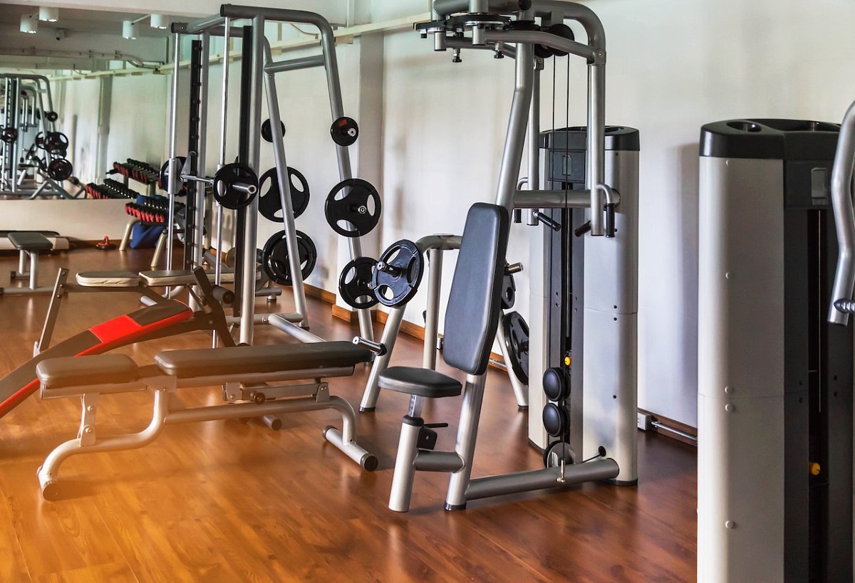 Zařízení posilovny: Jak správný výběr strojů ovlivňuje úspěch fitness centra