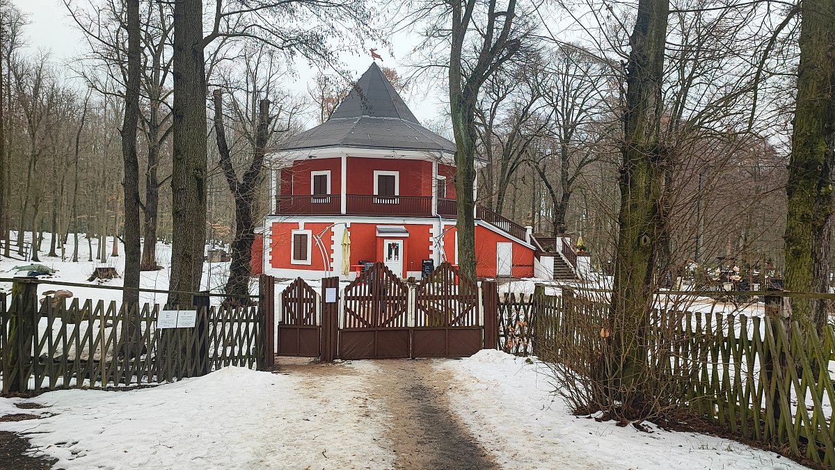 Technická kontrola, kaple sv. Huberta, zámeček Dvojhradi