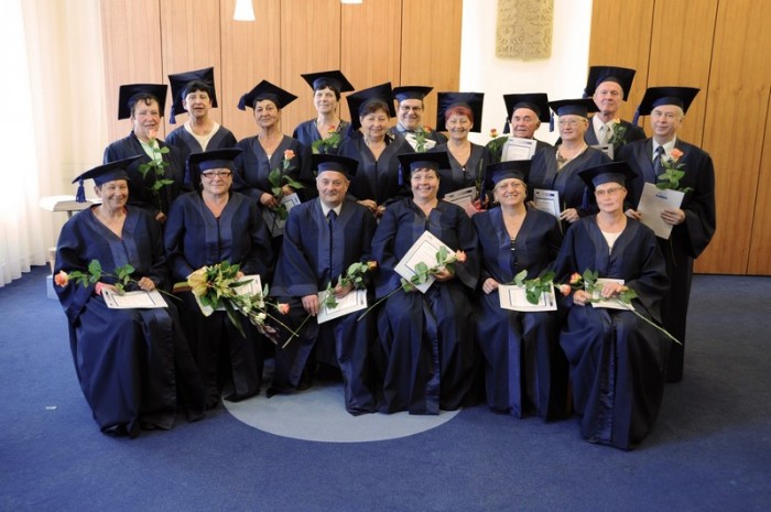Absolventi Univerzity třetího věku Vysoké školy podnikání v Ostravě.