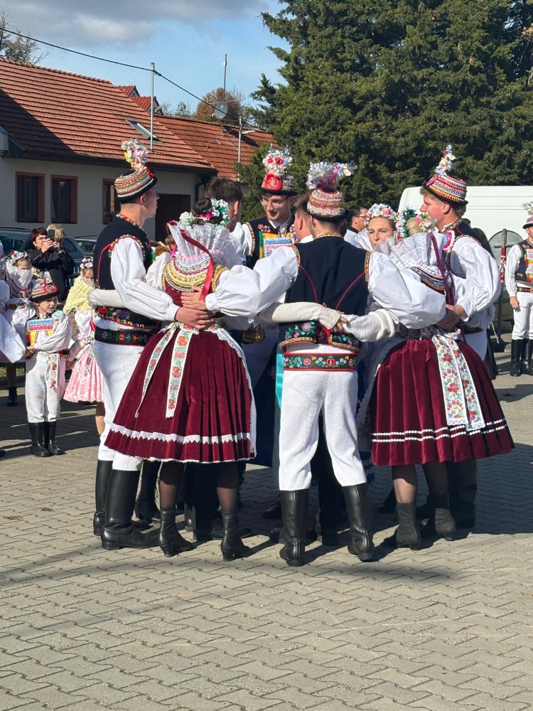 Některá krojovaná mládež začala tančit ihned před kostelem
