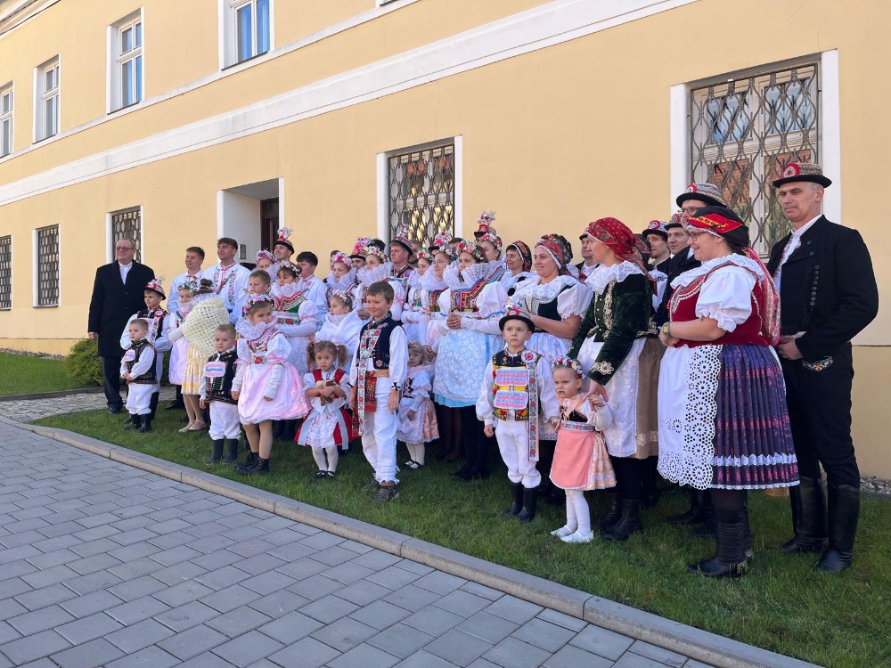 Zde je jen část krojovaných účastníků