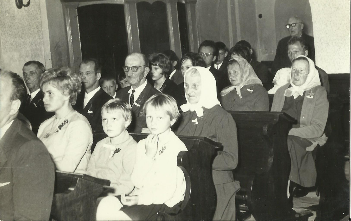 Babička na mojí svatbě v roce 1967 měla 77 roků - sedí v bílém šátku za menšími dětmi