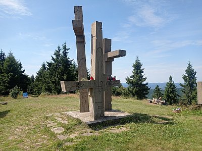 Pomník na vrchu Stratenec
