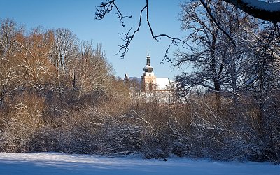 Zimní krajina s kostelem