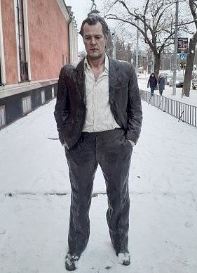 u vchodu do restaurace